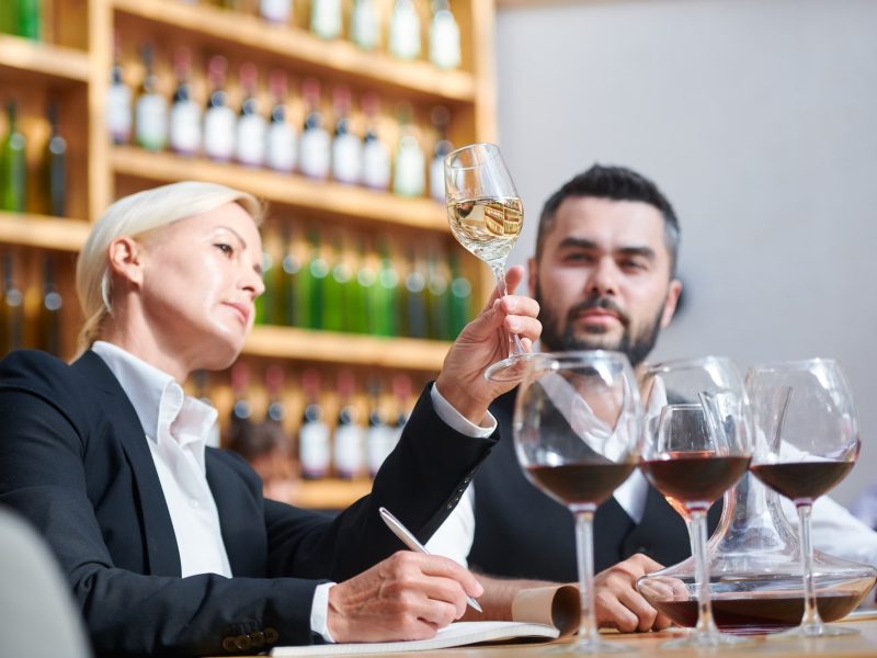 Rødvin vs. Hvidvin: Smagsprofiler og Madparring